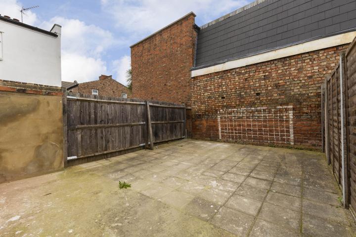 Stunning Garden Apartment in Central Location Burns Road, Harlesden